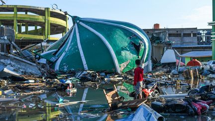 Les&nbsp;décombres de la mosquée de la ville de Palu (Indonésie), dévastée par un séisme le 28 septembre 2018. (JEWEL SAMAD / AFP)