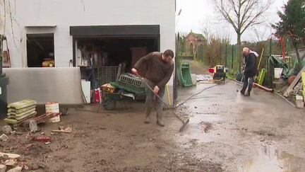 20 000 foyers sont toujours privés d'électricité, dans la matinée du vendredi 23 février. Le vent a soufflé par endroit à plus de 130 km/h, faisant de nombreux dégâts, comme dans les Hauts-de-France. (France 2)