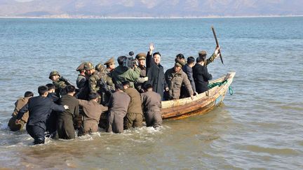 Le leader nord-cor&eacute;en Kim Jong-un quitte l'&icirc;lot Wolnae (Cor&eacute;e du Nord) apr&egrave;s une inspection militaire, mars 2013. (KNS / KCNA / AFP)