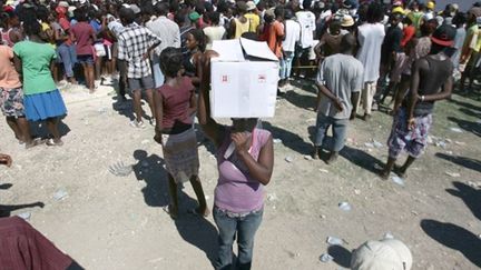 Haïtiens attendant une distribution d'eau à Port-au-Prince (AFP - Hector Retamal)