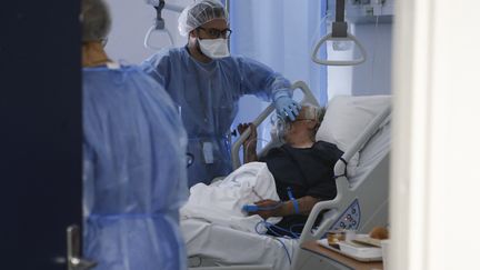 Des médecins auprès d'un patient dans un hôpital de Bastia (Haute-Corse), le 15 décembre 2021.&nbsp; (PASCAL POCHARD-CASABIANCA / AFP)