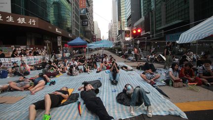 Certains manifestants campent depuis plusieurs jours dans les rues de la ville, comme ici &agrave; Nathan Road, dans le quartier de Mongkok, le 1er octobre 2014. ( SIPA)