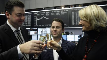 Des traders c&eacute;l&egrave;brent le dernier jour d'&eacute;changes de l'ann&eacute;e &agrave; la Bourse de Francfort (Allemagne), le 30 d&eacute;cembre 2008.&nbsp; (ALEX GRIMM / REUTERS)