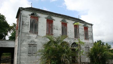 Edifié au XVIIIème siècle, la Maison rouge, située à Saint-Louis (Réunion), a abrité une sucrerie jusqu'en 1896. Elle a été classé aux monuments historiques en 2004. La maison sert aujourd'hui de musée des arts décoratifs de l'océan Indien, mais est en mauvaise état. (Thierry Caro / CC)