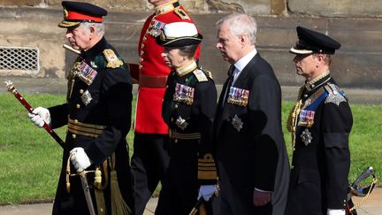 Les quatre enfants de la reine Elizabeth II marchent derrière son cercueil à Edimbourg (Ecosse) le 12 septembre. (PHIL NOBLE / AFP)