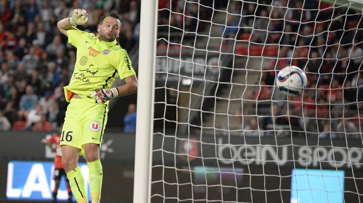 Geoffroy Jourdren, lob&eacute; par Kamil Grosicki, regarde le ballon atterrir dans ses filets. (JEAN-SEBASTIEN EVRARD / AFP)