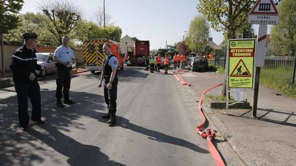 Les gendarmes et les pompiers sur les lieux de l'accident entre un train et un camion, le 21 avril 2015 &agrave; Nangis (Seine-et-Marne). (MATTHIEU ALEXANDRE / AFP)