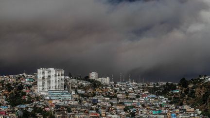 A seaside resort besieged by fire.  In the town of Vina del Mar, in central Chile, fires create thick clouds of smoke, February 2, 2024. (SOPA IMAGES / SIPA)