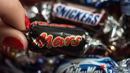 Certaines&nbsp;barres chocolat&eacute;es Mars, Snickers et Milky Way distribu&eacute;es en France et plusieurs pays europ&eacute;ens ne doivent pas &ecirc;tre consomm&eacute;es, a annonc&eacute;, mardi 23 f&eacute;vrier 2016, le groupe&nbsp;Mars.&nbsp; (FEDERICO GAMBARINI / DPA / AFP)