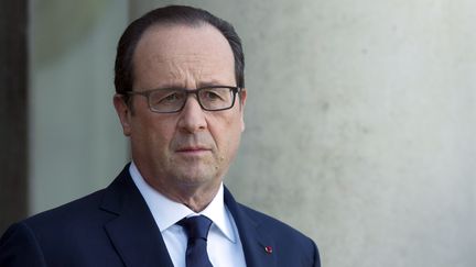 Fran&ccedil;ois Hollande devant le palais de l'Elys&eacute;e, le 31 octobre 2014 &agrave; Paris. (ALAIN JOCARD / AFP)