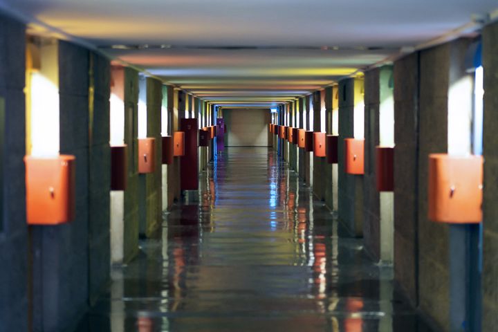 Un couloir de la "Cit&eacute; radieuse" &agrave; Marseille (Bouches-du-Rh&ocirc;ne), construite par Le Corbusier en 1952.&nbsp; (BORIS HORVAT / AFP)