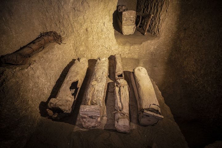 Cercueils découverts par l'archéologue égyptien Zahi Hawass et son équipe dans le temple de la reine Hatchepsout dévoilés à la presse le 8 janvier 2025, à Louxor. (MOHAMED ELSHAHED / ANADOLU / AFP)