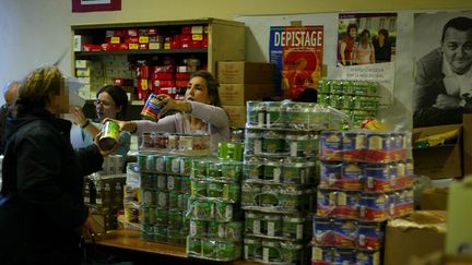 Distribution de denrées alimentaires aux Restos du&nbsp;cœur, à Marseille (Bouches-du-Rhône). (MAXPPP)