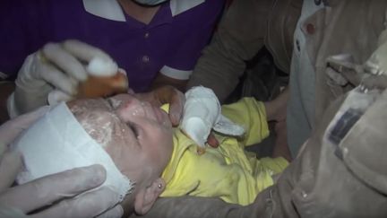 Syrie : un secouriste fond en larmes en sauvant un bébé des décombres