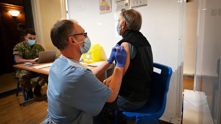 Un Britannique se fait vacciner contre le Covid-19 à Kingston Upon Hull, le 10 février 2021. (PAUL ELLIS / AFP)