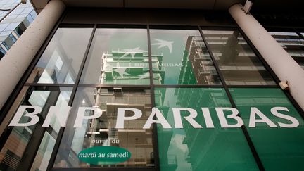 L'entr&eacute;e d'une banque BNP Paribas &agrave; Paris, le 14 avril 2012. (LOIC VENANCE / AFP)