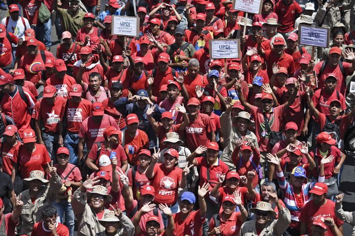 Les partisans du président Nicolas Maduro à Caracas le 6 avril 2019. (FEDERICO PARRA / AFP)