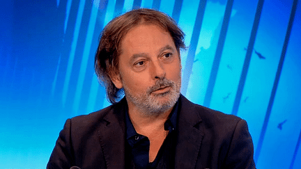 Christophe Alévêque invité sur le plateau de France 3 Paris Ile de France pour son one-man-show "Ca ira mieux demain"
 (France 3 / Culturebox)