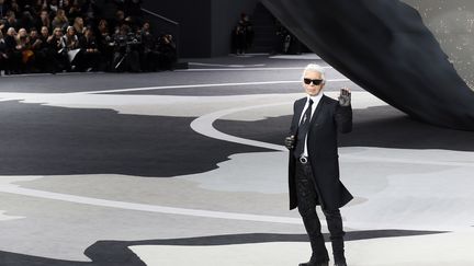 Karl Lagerfeld lors d'un défilé au Grand Palais à Paris, le 5 mars 2013. (PATRICK KOVARIK / AFP)