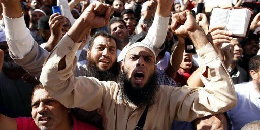 Militants salafistes en train de crier des slogans sur la place Tahrir au Caire le 9 novembre 2012. La manifestation avait pour but de demander que la nouvelle constitution égyptienne soit basée sur la charia. (AFP - MAHMUD KHALED)