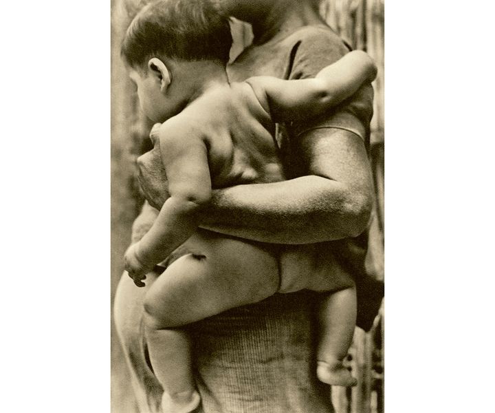 Tina Modotti, "Mère et bébé à Tehuantepec", 1929, tirage gélatino-argentique réalisé par Manuel Álvarez Bravo. (GALERIE THROCKMORTON FINE ART, NEW YORK)