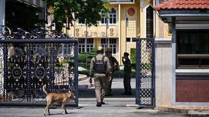 Des policiers devant le site militaire où la fusillade a eu lieu, le 14 septembre 2022 à Bangkok (Thaïlande). (LILLIAN SUWANRUMPHA / AFP)