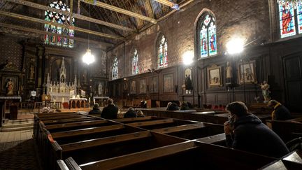 Des paroissiens prient dans l'église Saint-Jacques à Illiers-Combray (Eure-et-Loir), le 15 novembre 2020. (JEAN-FRANCOIS MONIER / AFP)