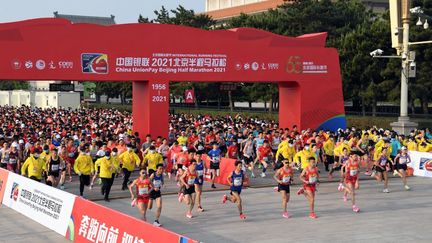 Lors du semi-marathon de Pékin, la capitale chinoise, le 24 avril 2021. (REN CHAO / XINHUA / AFP)