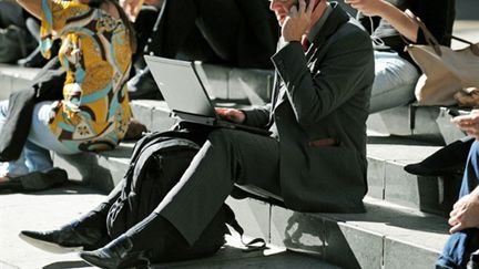 Le problème pointé n'est pas celui des ondes ou de la Wi-Fi mais la hausse de la température au niveau des bourses (AFP PHOTO / Greg WOOD)