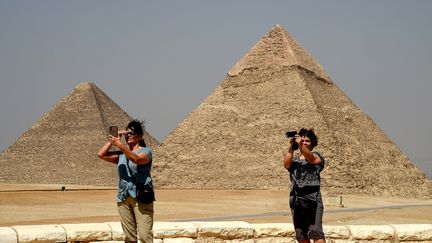 Un selfie pour ces touristes devant la pyramide de Guizèh, au sud-ouest de la capitale égyptienne Le Caire, le 29 mai 2019.
 (Mohamed el-Shahed / AFP)