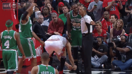 Lopez-Crowder, acte II : Robin Lopez défait les lacets de Jae Crowder.