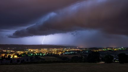 Un orage éclate à Aurillac (Cantal), le 1er décembre 2016. (XAVIER DELORME / BIOSPHOTO / AFP)