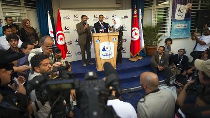 Des membres du parti islamiste Ennahda s'adressent &agrave; leurs supporters le 24 octobre 2011 &agrave; Tunis, la capitale de la Tunisie. (LIONEL BONAVENTURE / AFP)