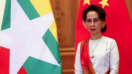 Aung San Suu Kyi attend l'arrivée du président chinois Xi Jinping avant une réunion bilatérale au palais présidentiel de Naypyidaw, en Birmanie, le&nbsp;18 janvier 2020. (NYEIN CHAN NAING / AFP)