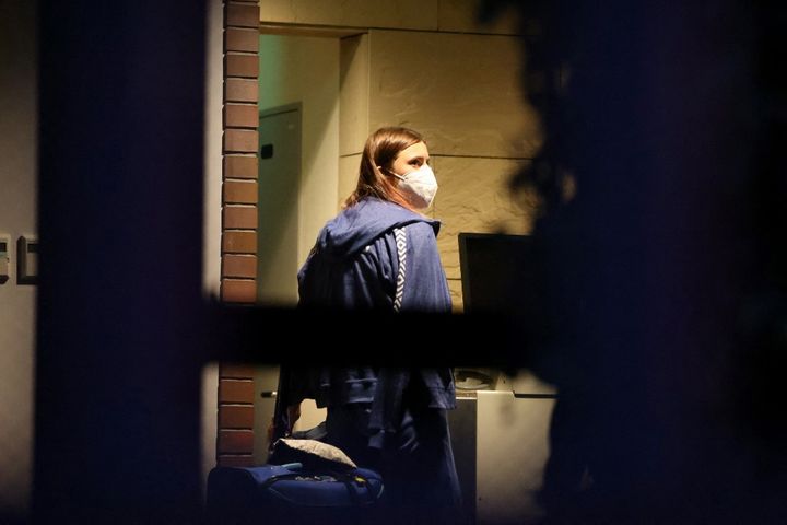 Krystsina Tsimanouskaya a affirmé avoir été accompagnée de force à l'aéroport de Tokyo par des membres du comité olympique biélorusse en plein milieu des Jeux olympiques de Tokyo. (YUKI IWAMURA / AFP)