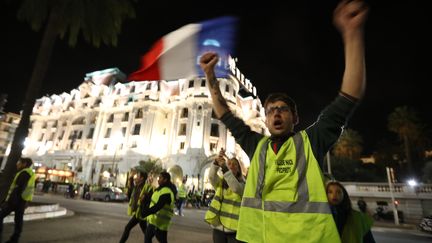 Un manifestant ayant revétu un gilet jaune sur la Promenade des Anglais à Nice (Alpes-Maritimes), le 15 novembre 2018. (VALERY HACHE / AFP)