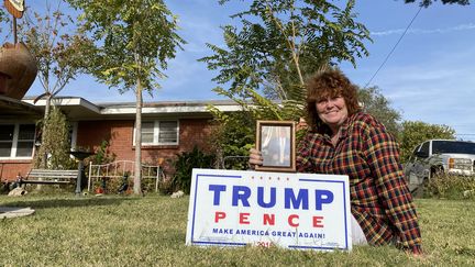 Le jardin de Leslie Ishmael aux couleurs de Donald Trump, le 20 octobre 2020, à Miami (Texas). (RAPHAEL GODET / FRANCEINFO)