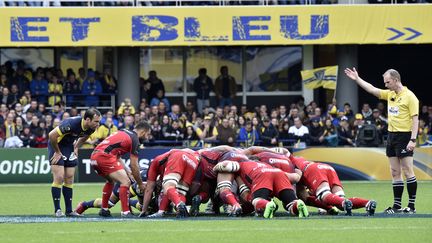 Mêlée entre Clermont et Toulon, en quarts de finale de la Coupe d'Europe, le 2 avril 2017. (THIERRY ZOCCOLAN / AFP)