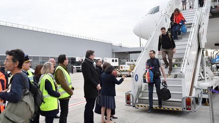 Des personnes débarquent d'un avion en provenance de Djibouti après avoir été évacuées du Soudan, à l'aéroport Roissy-Charles-de-Gaulle, le 26 avril 2023. (JULIEN DE ROSA / AFP)