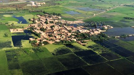 Une vue aérienne d'une zone inondée à la périphérie de Sukkur, dans la province du Sindh, le 10 septembre 2022. (MUHAMMAD DAUD / AFP)