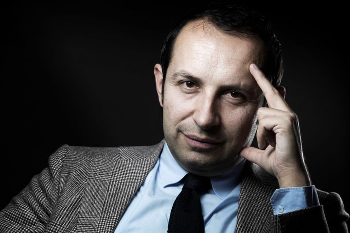 Le frontiste, Sébastien Chenu, pose à Paris, le 29 avril 2016. (JOEL SAGET / AFP)