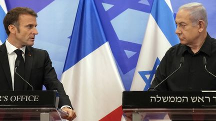 Le président français Emmanuel Macron et le Premier ministre israélien Benyamin Nétanyahou, le 24 octobre 2023, à Jérusalem. (CHRISTOPHE ENA / AFP)