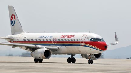 Un Airbus A320 de la compagnie China Eastern à l'aéroport international de Yantai, dans la province de Shandong (Chine), le 19 mai 2017. (TANG KE / IMAGINECHINA / AFP)