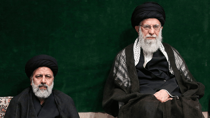 L'ancien président iranien Ebrahim Raïssi (à gauche), alors ministre de la Justice, pose avec l'ayatollah Ali Khamenei (à droite), à Téhéran (Iran) le 10 septembre 2019. (KHAMENEI.IR / AFP)