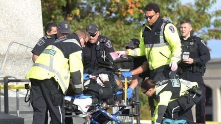 &nbsp; (Le soldat blessé près du monument aux morts d’Ottawa est décédé selon le ministre canadien Jason Kenney. / Adrian Wyld/AP/SIPA)