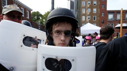 Un militant d'extrême-droite participe au rassemblement, samedi 12 août. (JOSHUA ROBERTS / REUTERS)