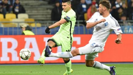 L'Argentin de Manchester City, Aguero, prend le meilleur sur le défenseur du Dynamo (GENYA SAVILOV / AFP)