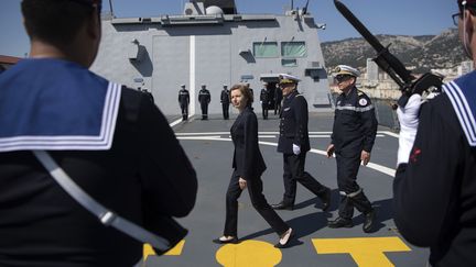 La ministre des Armées, Florence Parly, lors d'une visite du "Languedoc" à Toulon (Var), le 20 avril 2018. Il s'agit de la seule des trois frégates engagées qui a pu tirer ses trois missiles. (BERTRAND LANGLOIS / AFP)