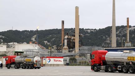 La&nbsp;FNSEA&nbsp;et les Jeunes agriculteurs appellent au blocage des raffineries dans toute&nbsp;la&nbsp;France à partir de dimanche pour protester notamment contre&nbsp;la&nbsp;hausse attendue des importations d'huile de palme utilisées dans&nbsp;la&nbsp;raffinerie Total de&nbsp;La Mède, dans les Bouches-du-Rhône&nbsp;(ci-contre). (SERGE GUEROULT / MAXPPP)