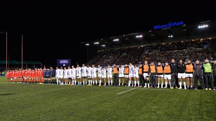 Immense émotion avant le match avec une longue minute de silence observée par l'ensemble des joueurs et dirigeants des Sarracens et du Stade Toulousain, avant une Marseillaise très poignante... (OLLY GREENWOOD / AFP)